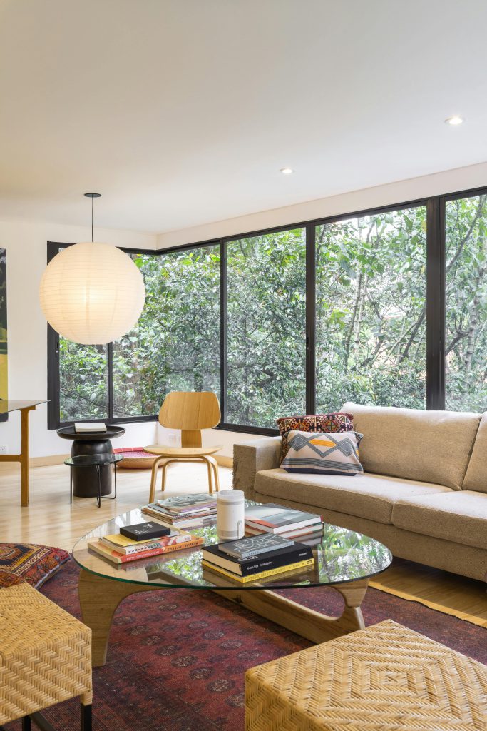 Interno di casa con finestre